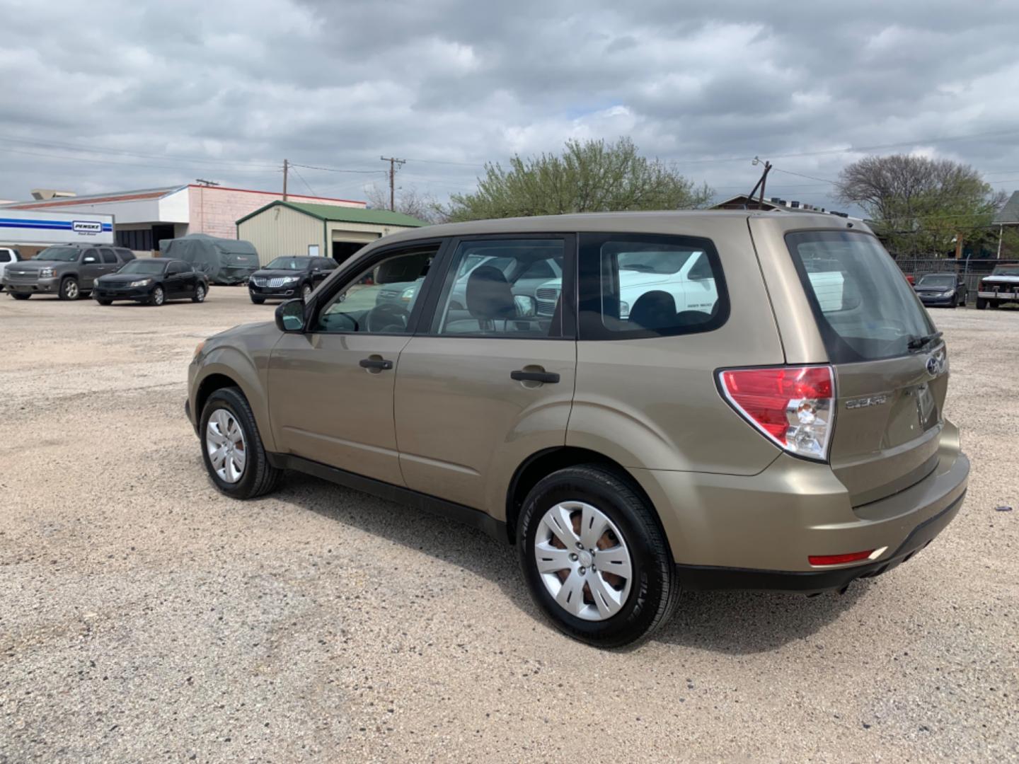 2009 Gold /Black Subaru Forester (JF2SH61649H) with an 2.5L FI SOHC 150 CID engine, AUTOMATIC transmission, located at 1830 North Belt Line Road, Irving, TX, 75061, (469) 524-0199, 32.834373, -96.993584 - Photo#1